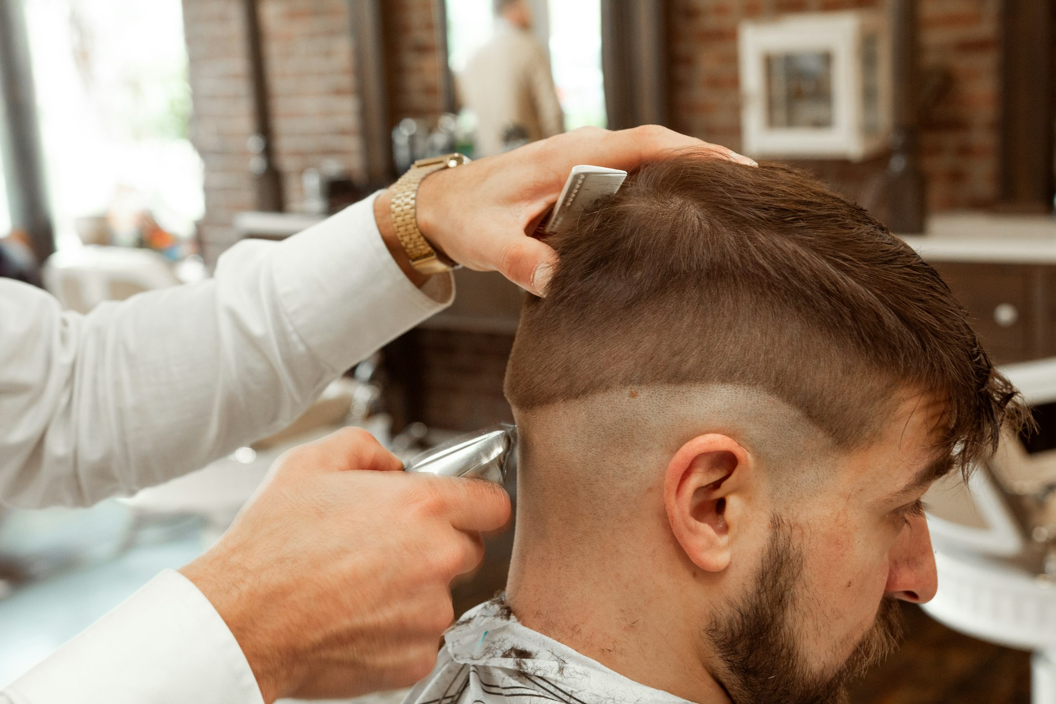 Coiffeur au travail